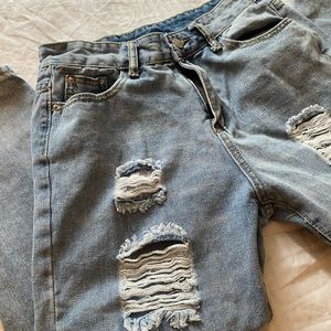 🔥 distressed ripped jeans. Casual, and comfy.